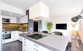 Hypercentre: Apartment Near Station With Parking